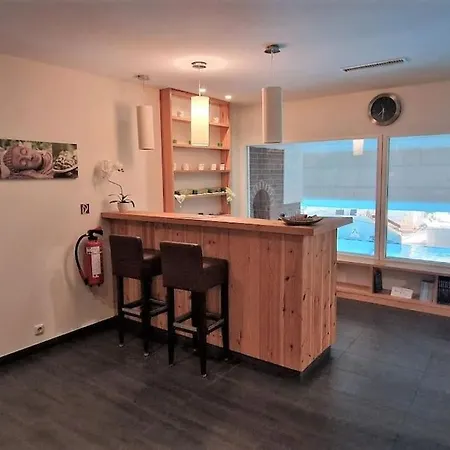 Apartment 2-zimmer Wohnung, Pools, Sauna Und Balkon *