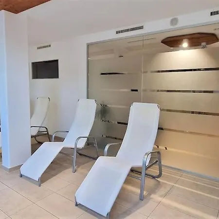 2-zimmer Wohnung, Pools, Sauna Und Balkon