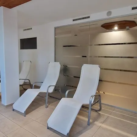 Apartment 2-zimmer Wohnung, Pools, Sauna Und Balkon *