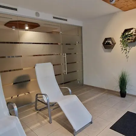 Apartment 2-zimmer Wohnung, Pools, Sauna Und Balkon *